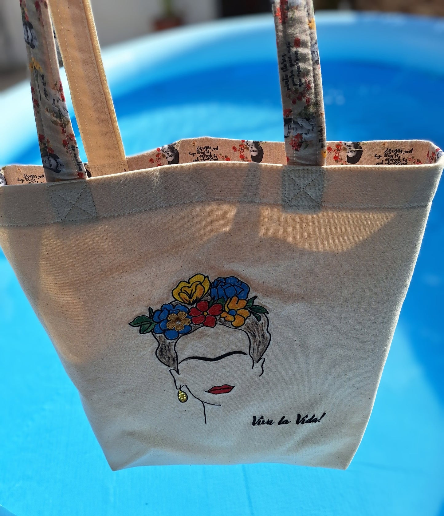 Tote bag Frida Kahlo bordada à mão – Saco sustentável em algodão cru – Viva la Vida – Arte e estilo boho