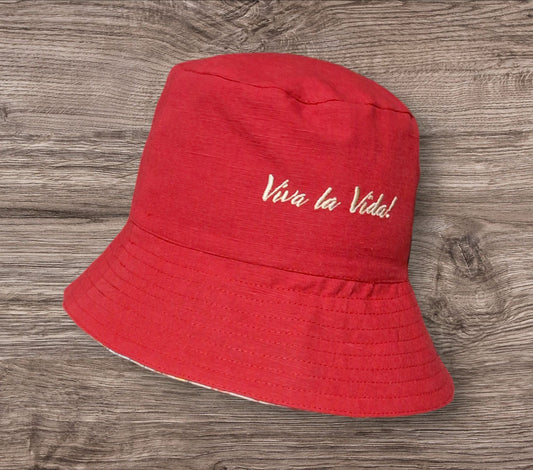 Panamá Frida Kahlo em linho vermelho, reversível, com bordado "viva la vida“ Chapéu de pano reversível. Embroidered fabric hat. Linen Hat.