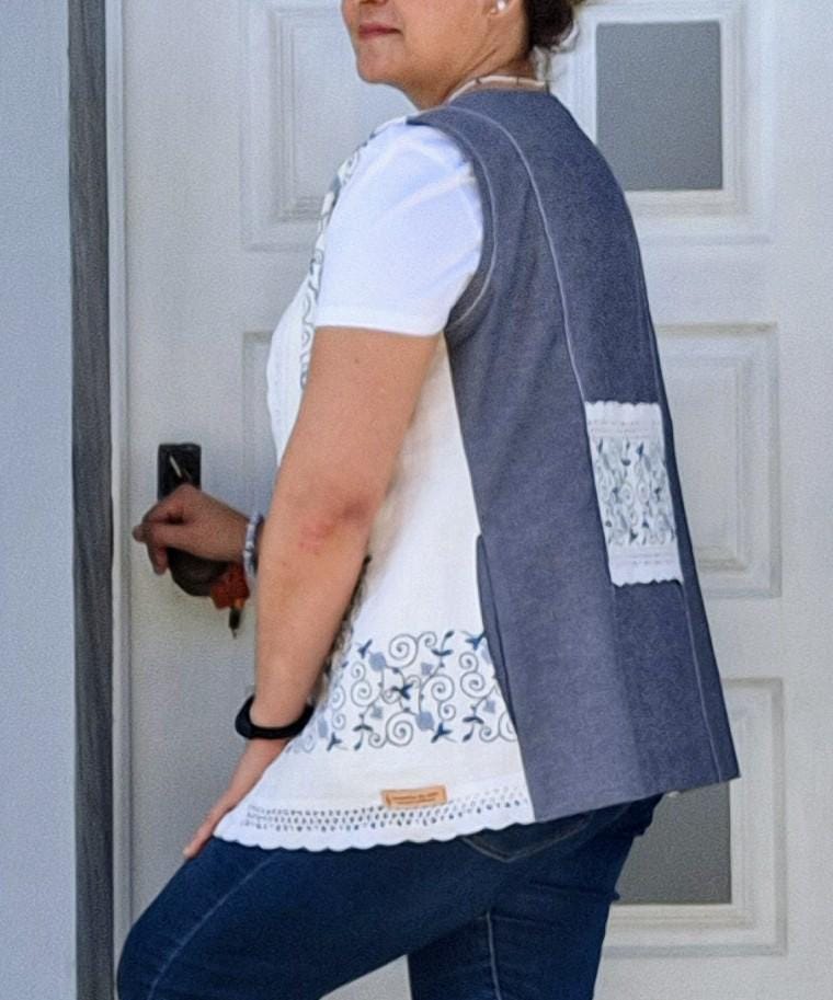 Colete Artesanal com Bordado Azul – Linho Reciclado e Costas em Ganga – Upcycled – M/L