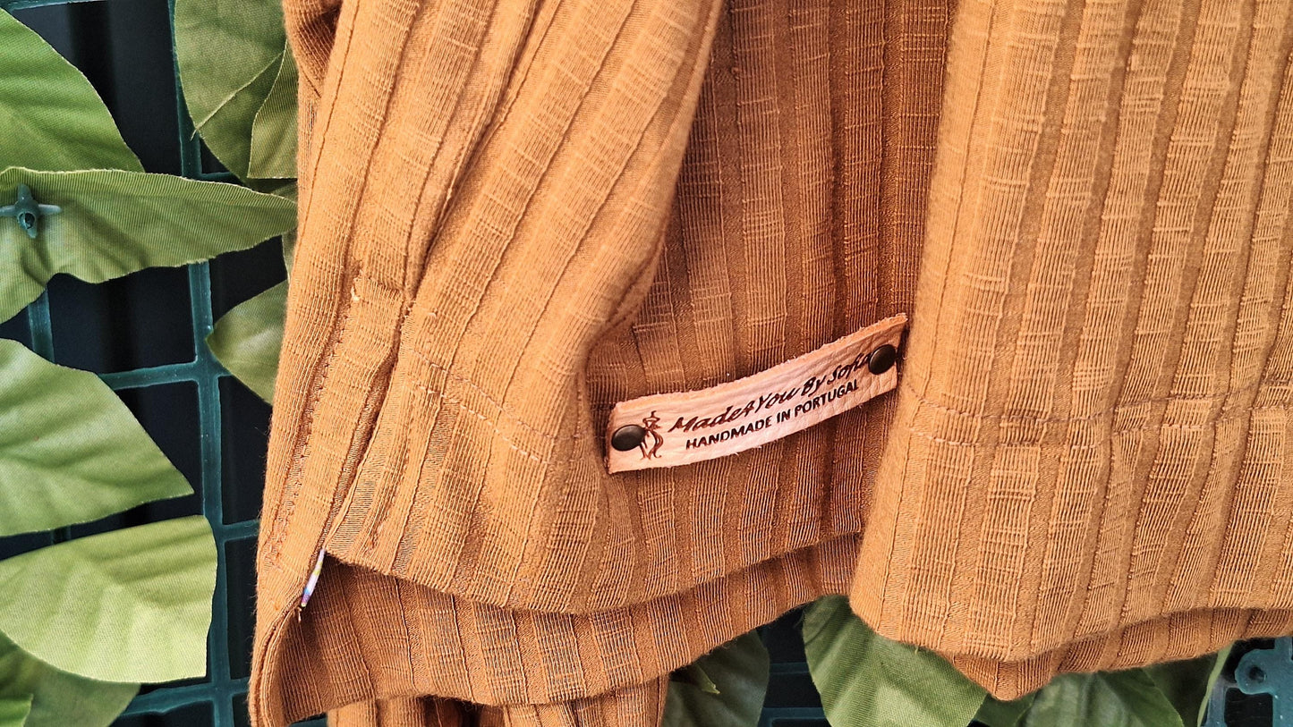 Camisola mostarda feminina com botões no ombro | Malha canelada confortável | Estilo casual elegante | Handmade in Portugal – Made4you®