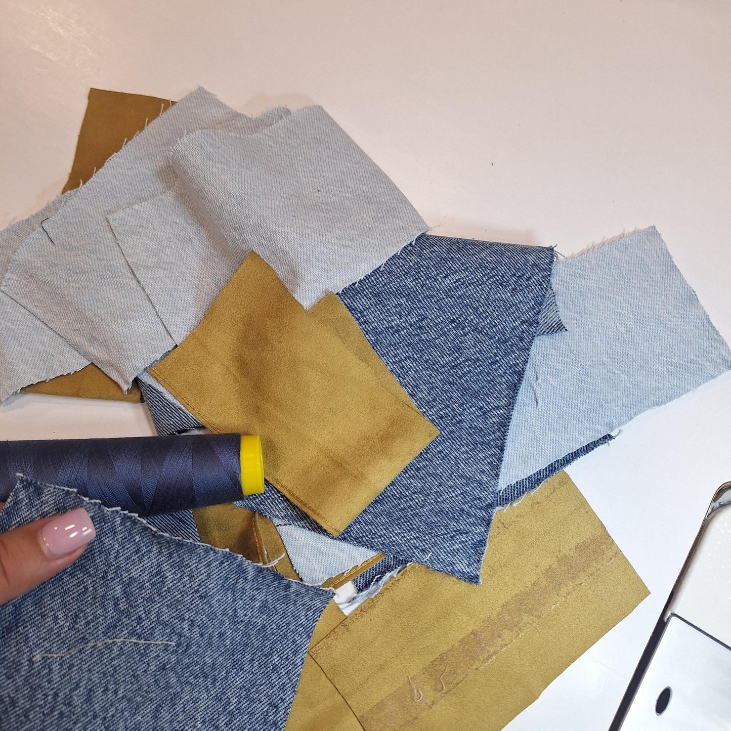 Chapéu bucket patchwork em ganga e mostarda | Chapéu reversível artesanal Made4you® | Acessório sustentável e exclusivo feito em Portugal