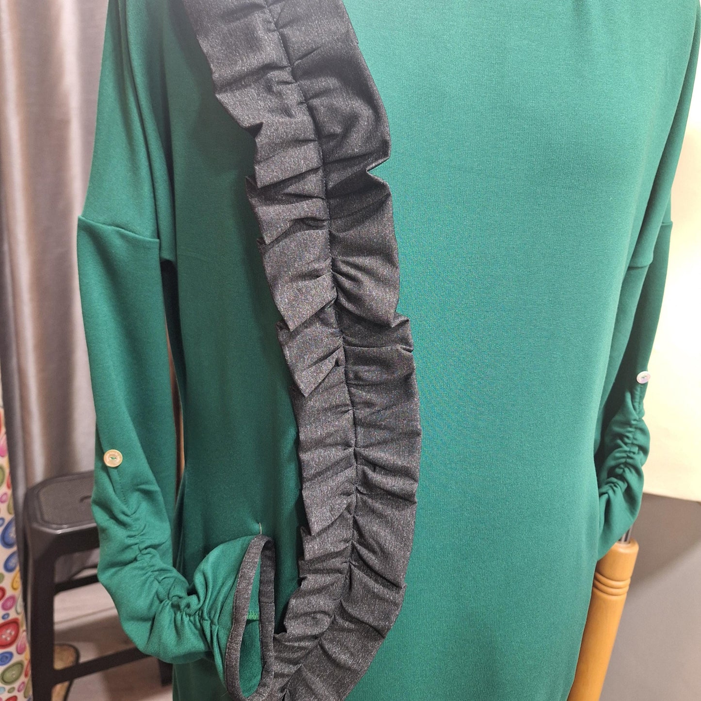 Vestido Oliva – Verde em Malha Punto Roma com Folho Assimétrico | Made4you®