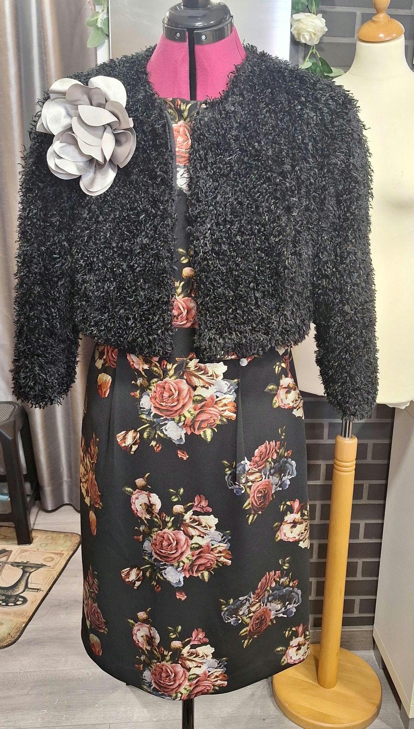 Conjunto Rosália - Vestido elegante floral com casaco felpudo preto – vestido de festa e bolero | Elegant floral dress