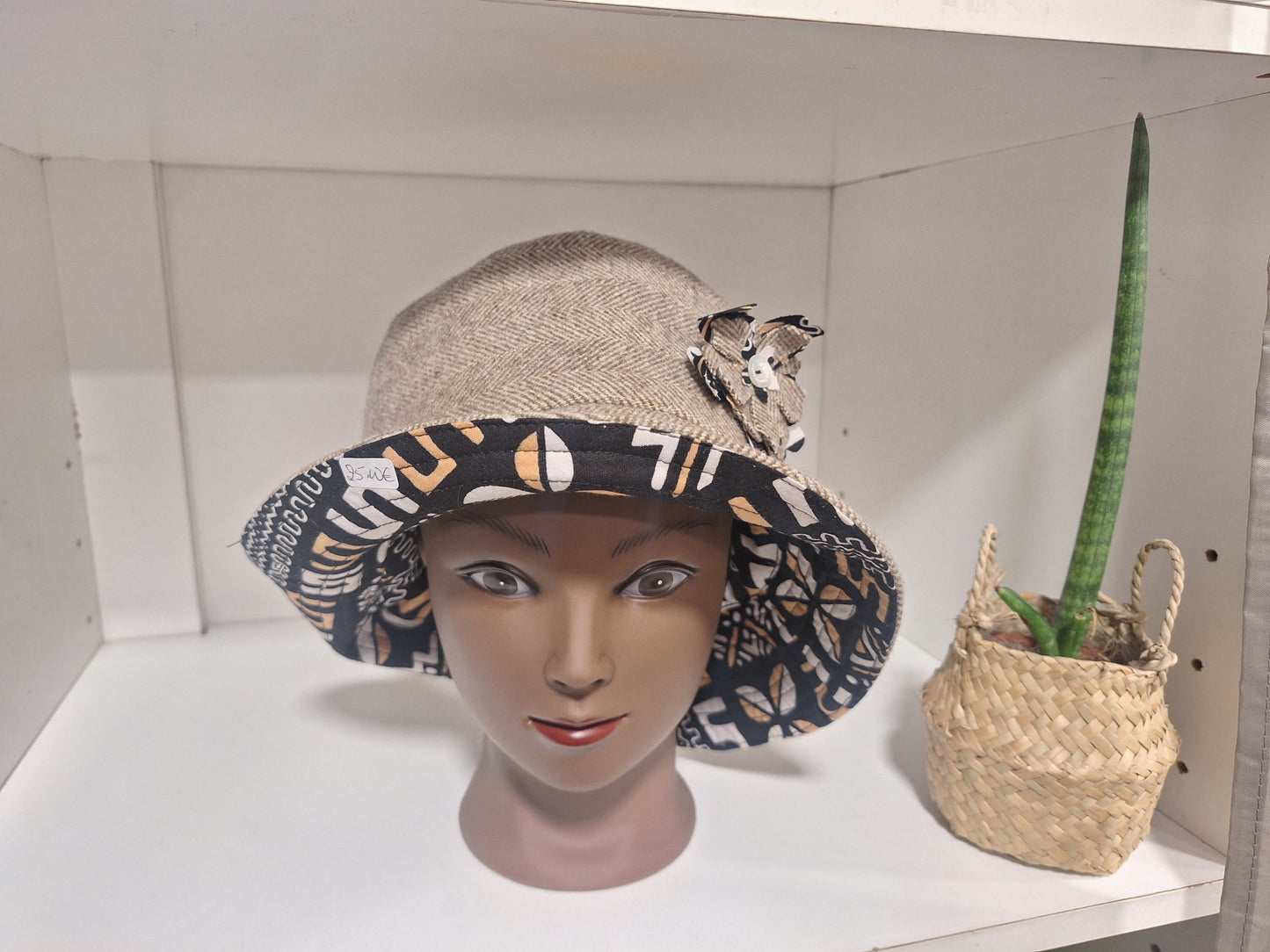 Panamá em Burel com Detalhes em Capulana – Elegância Artesanal e Design Exclusivo