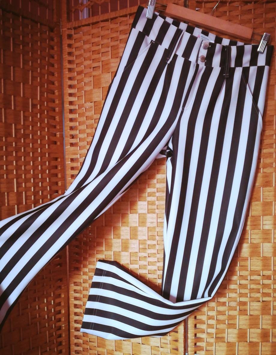 Calças Riscas Verticais P&B – Crepe Compacto com Elastano – Tamanho M – Corte Bica de Sino e Sofisticado Made4you®