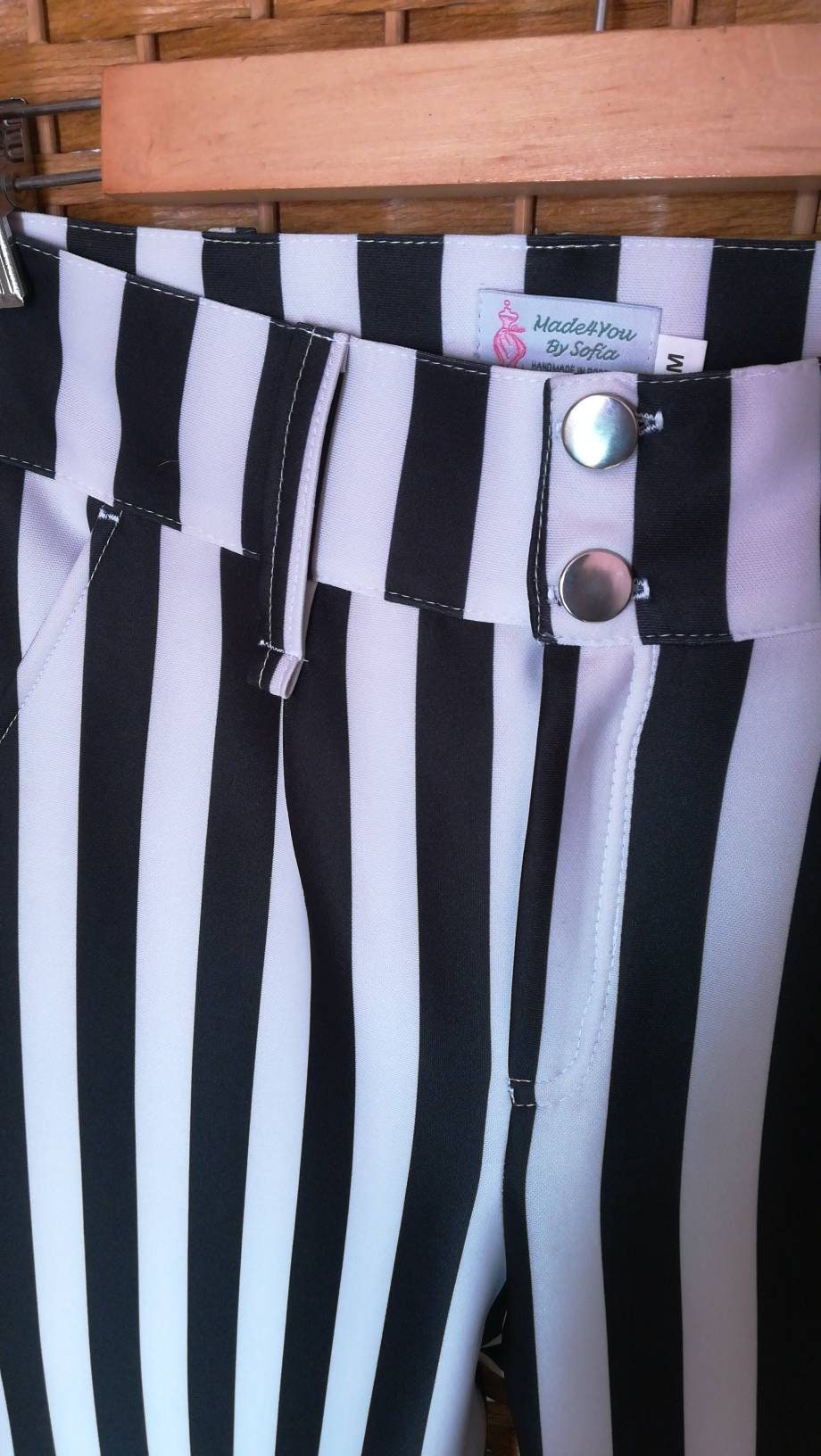 Calças Riscas Verticais P&B – Crepe Compacto com Elastano – Tamanho M – Corte Bica de Sino e Sofisticado Made4you®