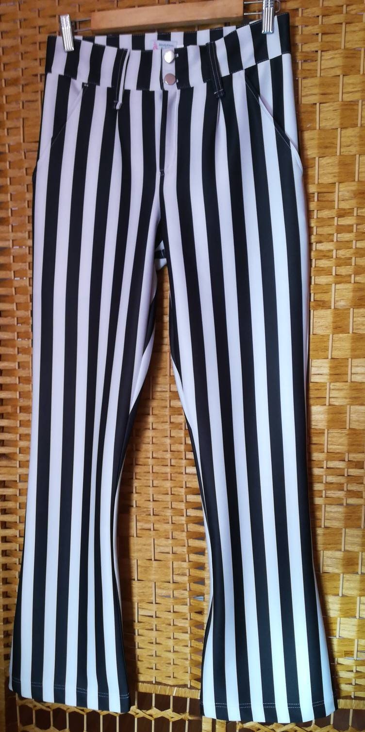 Calças Riscas Verticais P&B – Crepe Compacto com Elastano – Tamanho M – Corte Bica de Sino e Sofisticado Made4you®