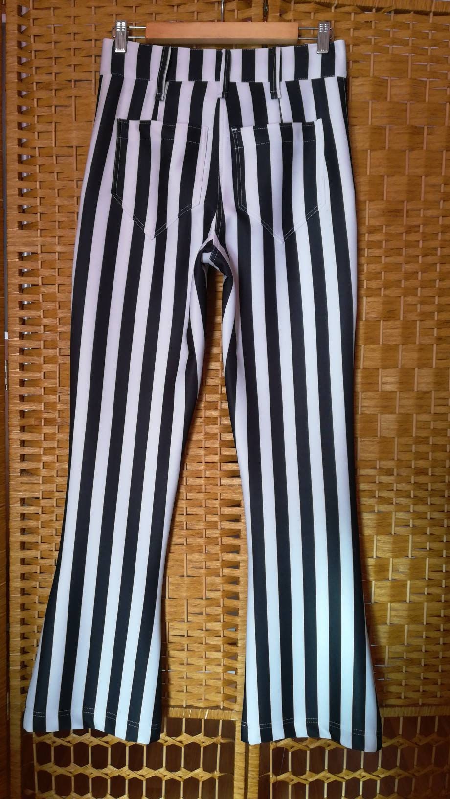 Calças Riscas Verticais P&B – Crepe Compacto com Elastano – Tamanho M – Corte Bica de Sino e Sofisticado Made4you®