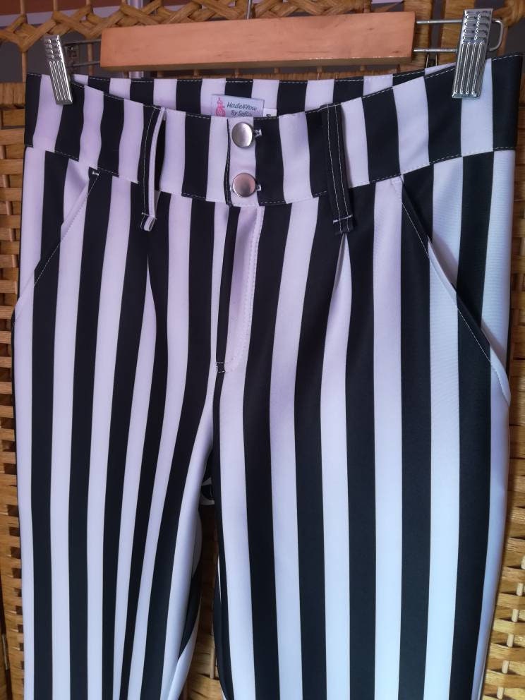 Calças Riscas Verticais P&B – Crepe Compacto com Elastano – Tamanho M – Corte Bica de Sino e Sofisticado Made4you®