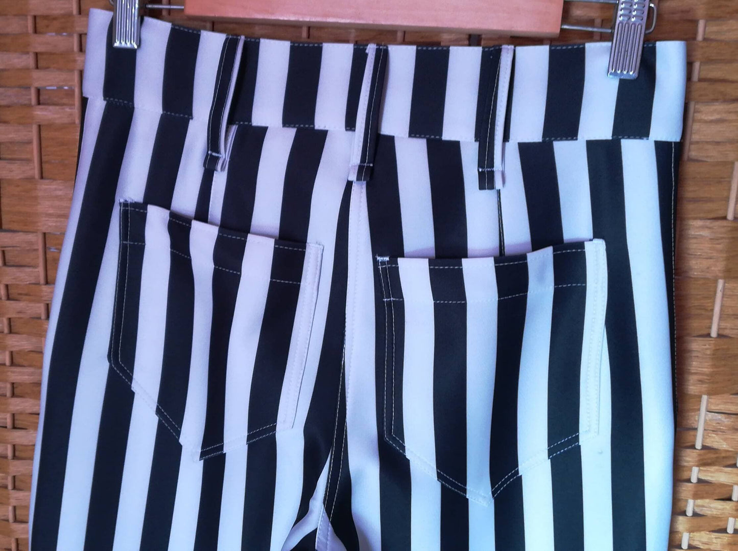 Calças Riscas Verticais P&B – Crepe Compacto com Elastano – Tamanho M – Corte Bica de Sino e Sofisticado Made4you®