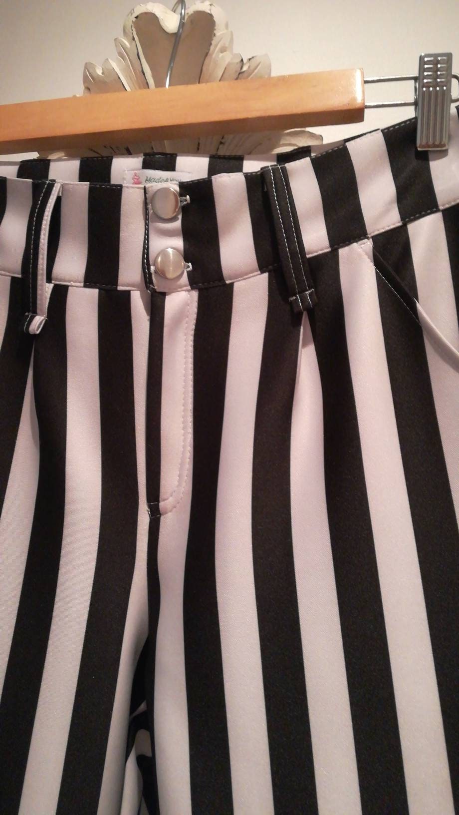 Calças Riscas Verticais P&B – Crepe Compacto com Elastano – Tamanho M – Corte Bica de Sino e Sofisticado Made4you®