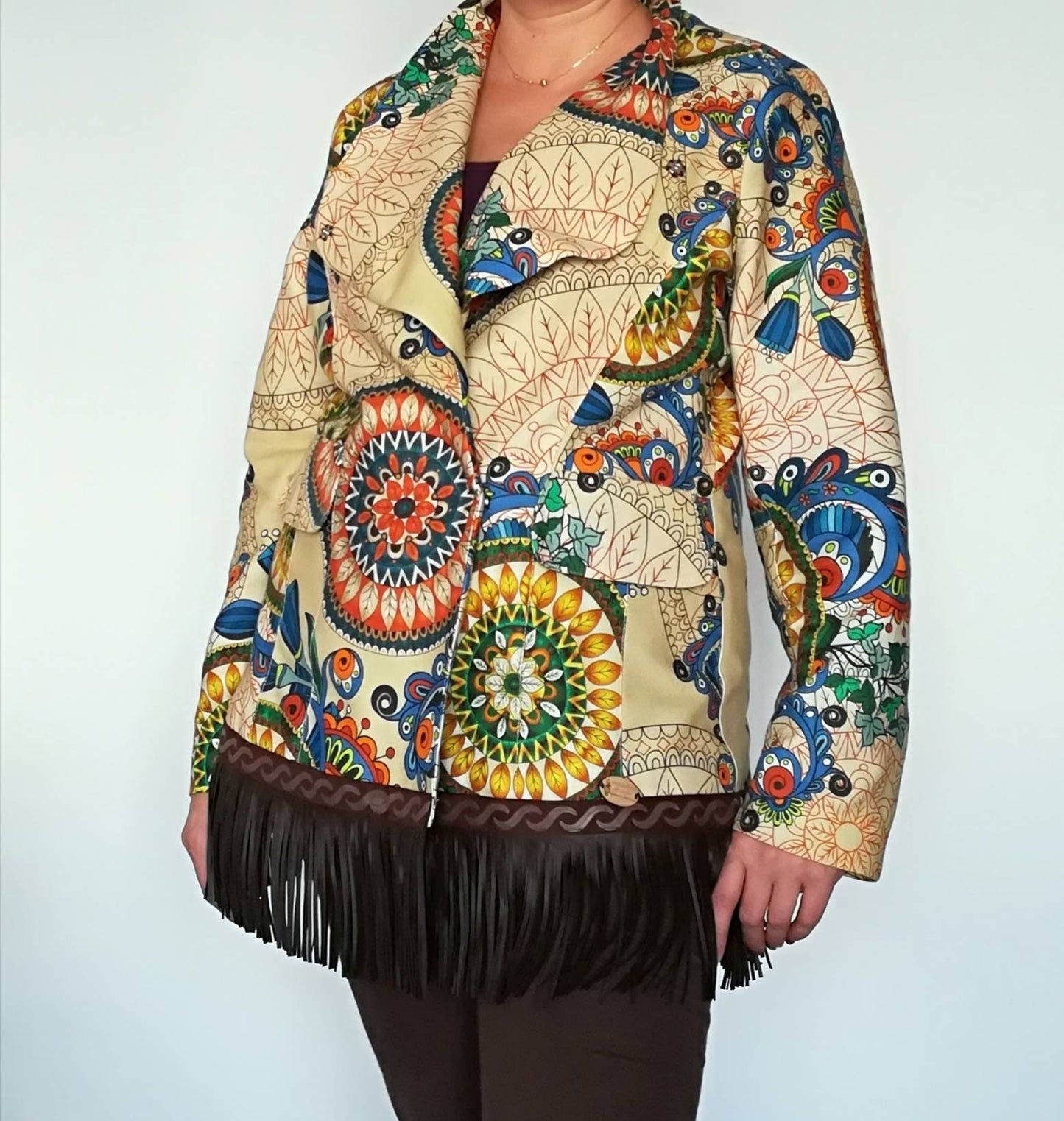 Casaco de senhora em bege e castanho com franjas de cabedal tamanho 42