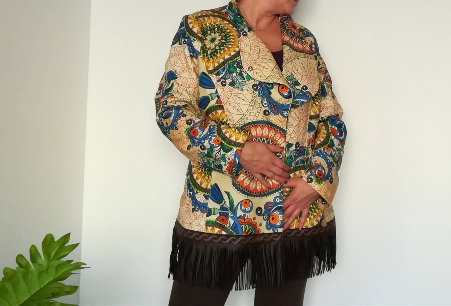 Casaco de senhora em bege e castanho com franjas de cabedal tamanho 42