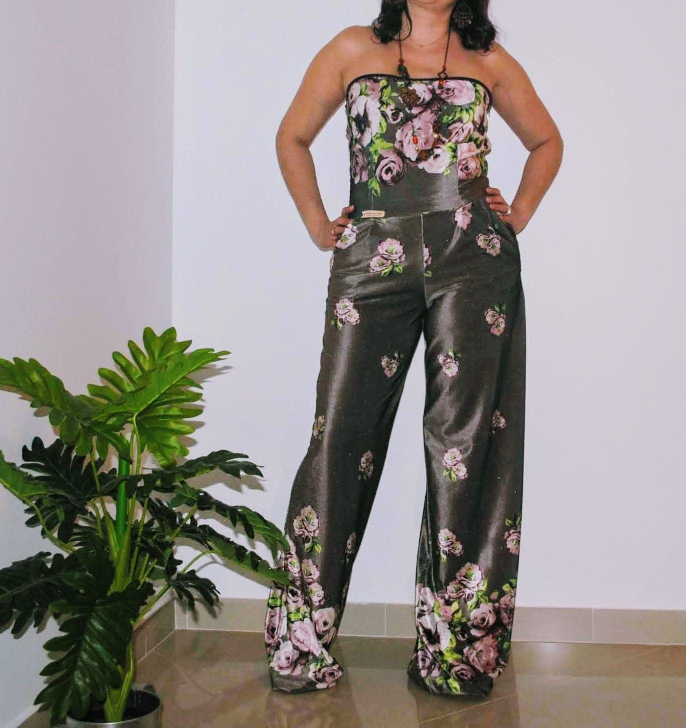 Macacão cai-cai em veludo floral tamanho 40