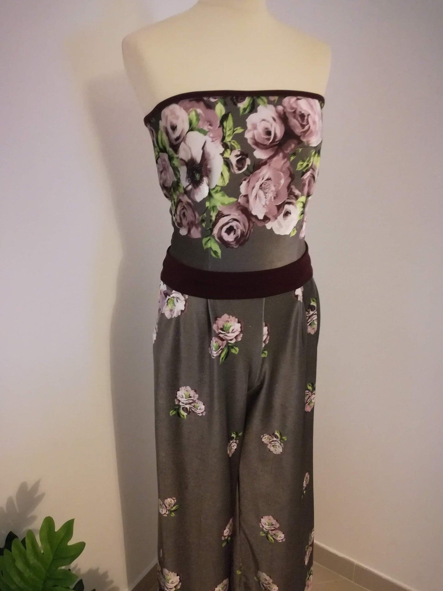 Macacão cai-cai em veludo floral tamanho 40