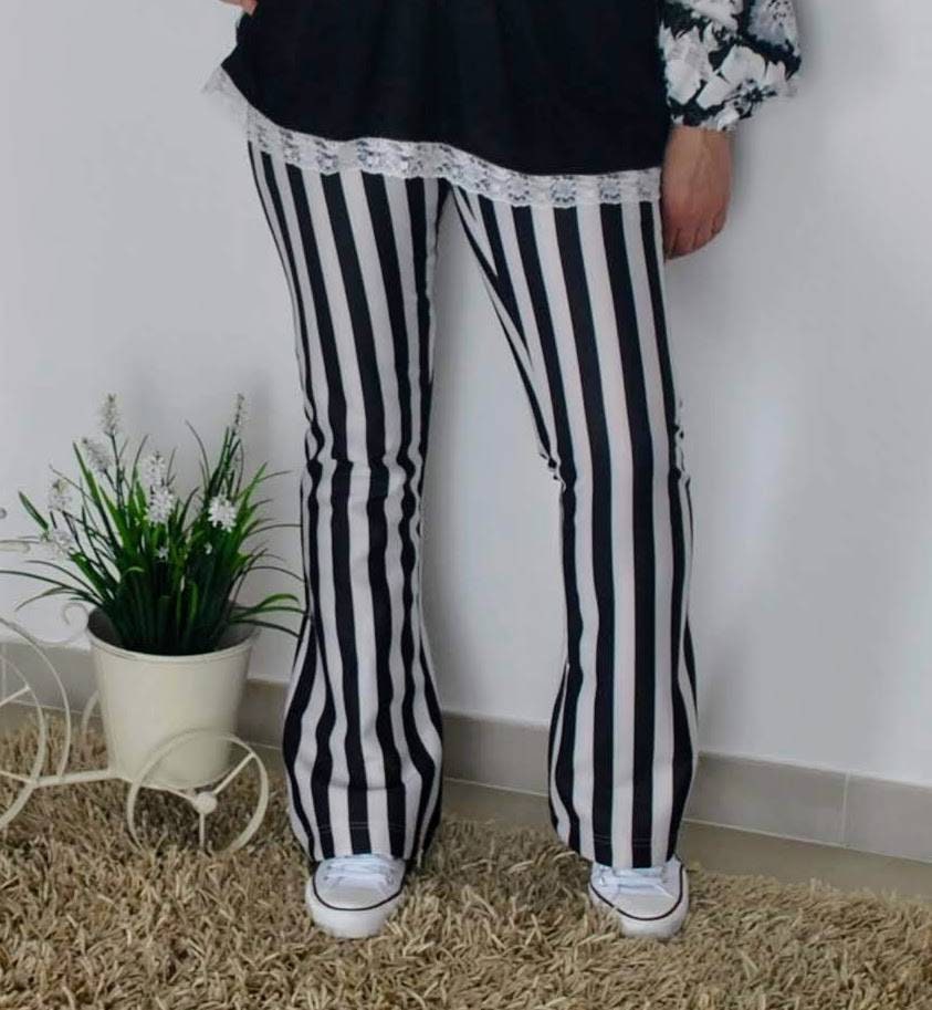 Calças Riscas Verticais P&B – Crepe Compacto com Elastano – Tamanho M – Corte Bica de Sino e Sofisticado Made4you®