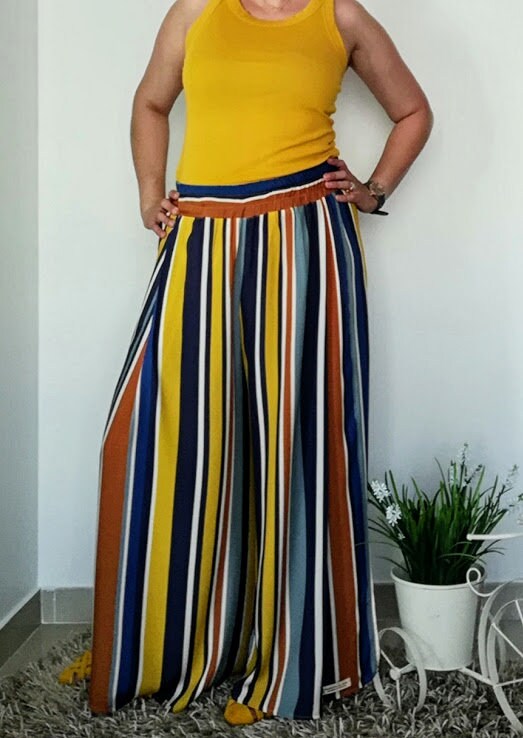 Calças Largas às Riscas com Aberturas Laterais – Tamanho Único – Cintura com Elástico – Roupa Feminina Made4you®