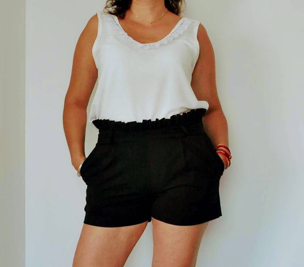 Calção de mulher em preto com apontamento pregueado na cintura disponível em vários tamanhos