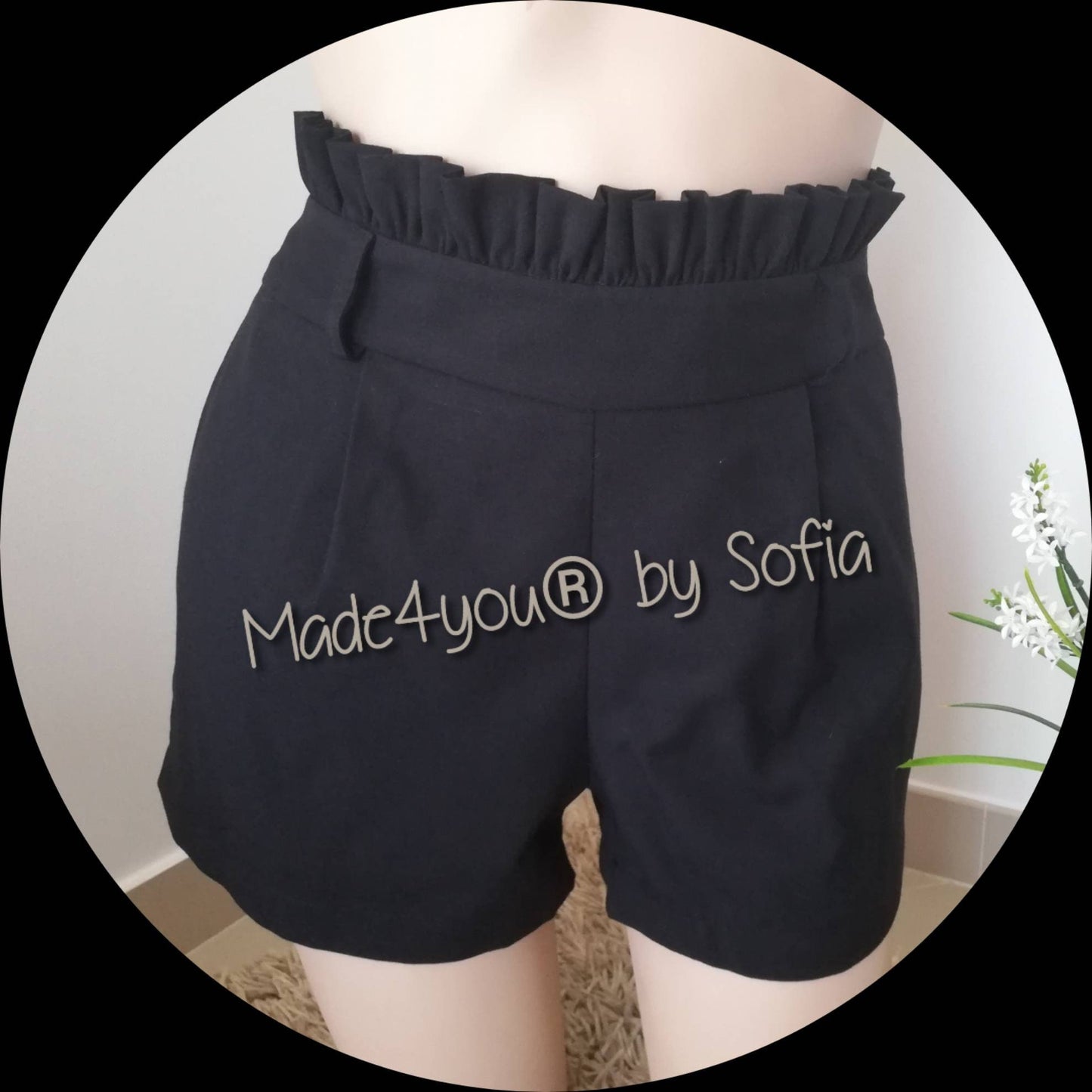 Calção de mulher em preto com apontamento pregueado na cintura disponível em vários tamanhos