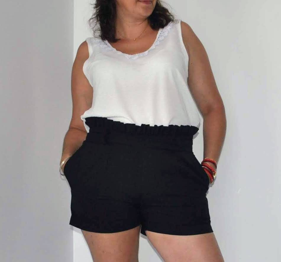 Calção de mulher em preto com apontamento pregueado na cintura disponível em vários tamanhos