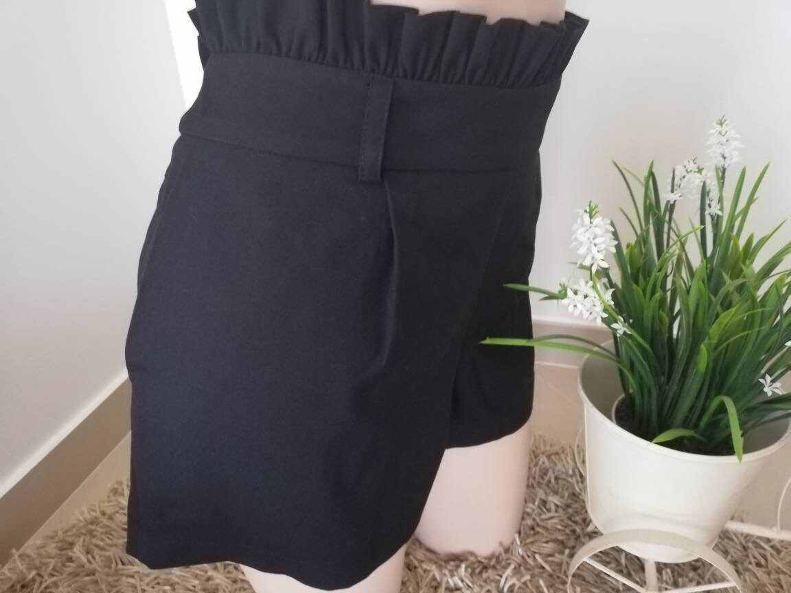 Calção de mulher em preto com apontamento pregueado na cintura disponível em vários tamanhos