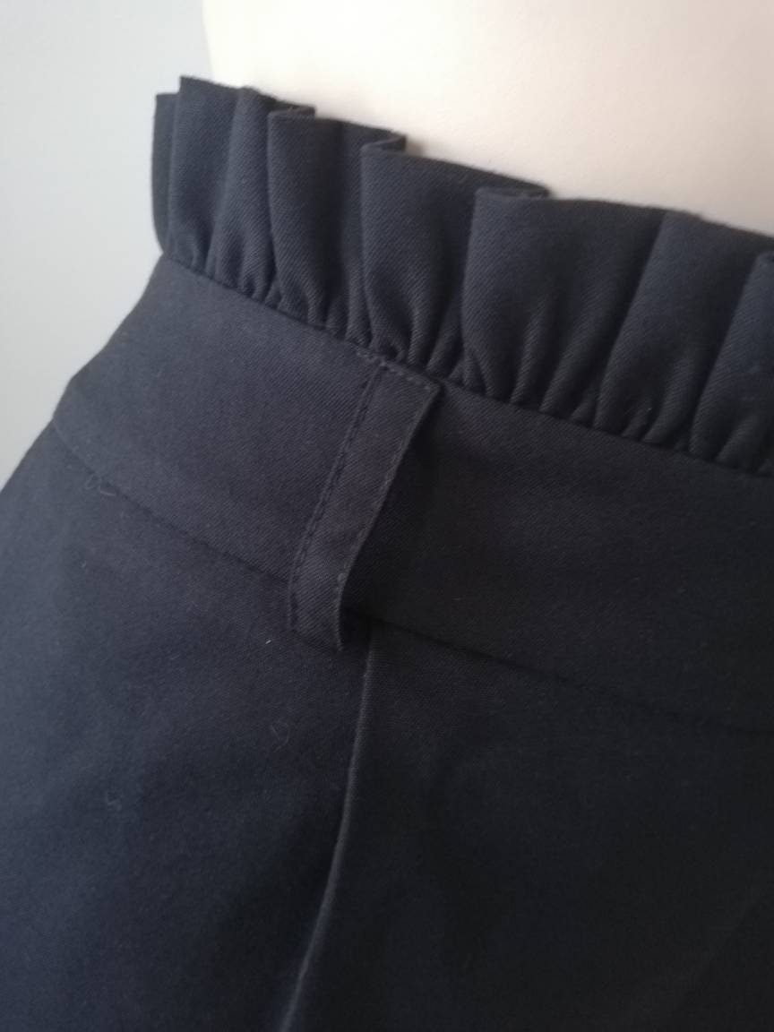 Calção de mulher em preto com apontamento pregueado na cintura disponível em vários tamanhos