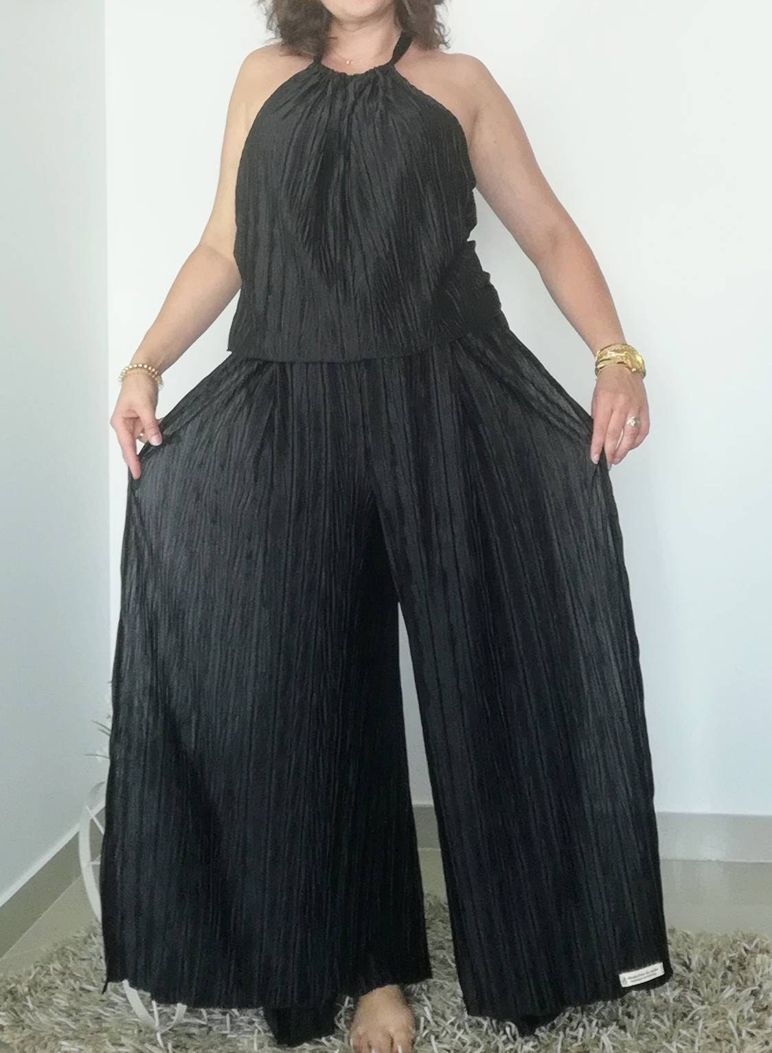 Jumpsuit Preto Plissado com Rachas Laterais – Macacão Elegante Tamanho XL – Design Exclusivo Made4you® - Plus Size