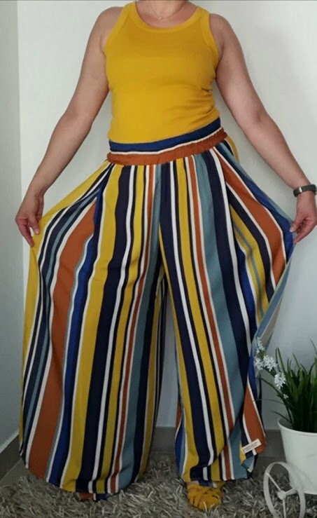 Calças Largas às Riscas com Aberturas Laterais – Tamanho Único – Cintura com Elástico – Roupa Feminina Made4you®