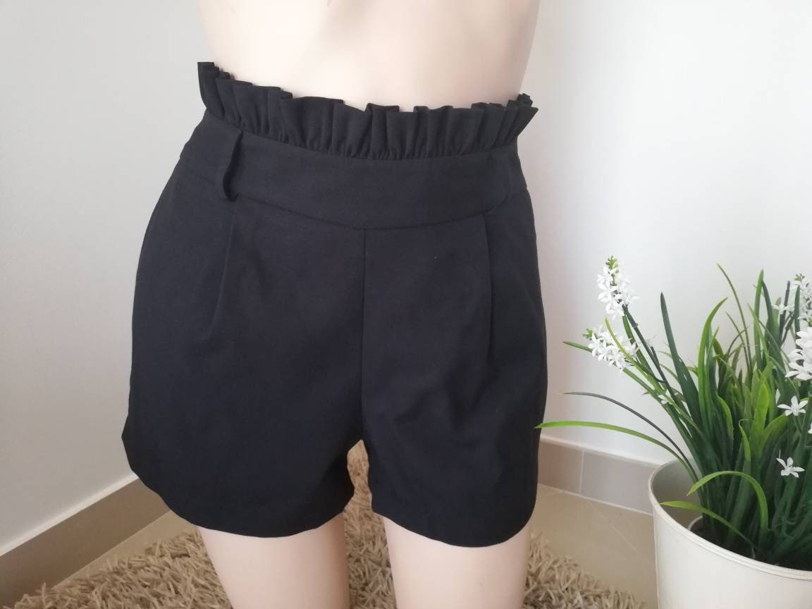 Calção de mulher em preto com apontamento pregueado na cintura disponível em vários tamanhos