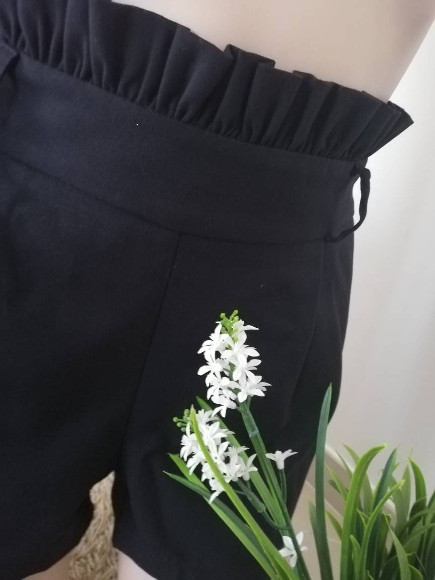 Calção de mulher em preto com apontamento pregueado na cintura disponível em vários tamanhos