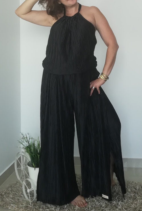 Jumpsuit Preto Plissado com Rachas Laterais – Macacão Elegante Tamanho XL – Design Exclusivo Made4you® - Plus Size