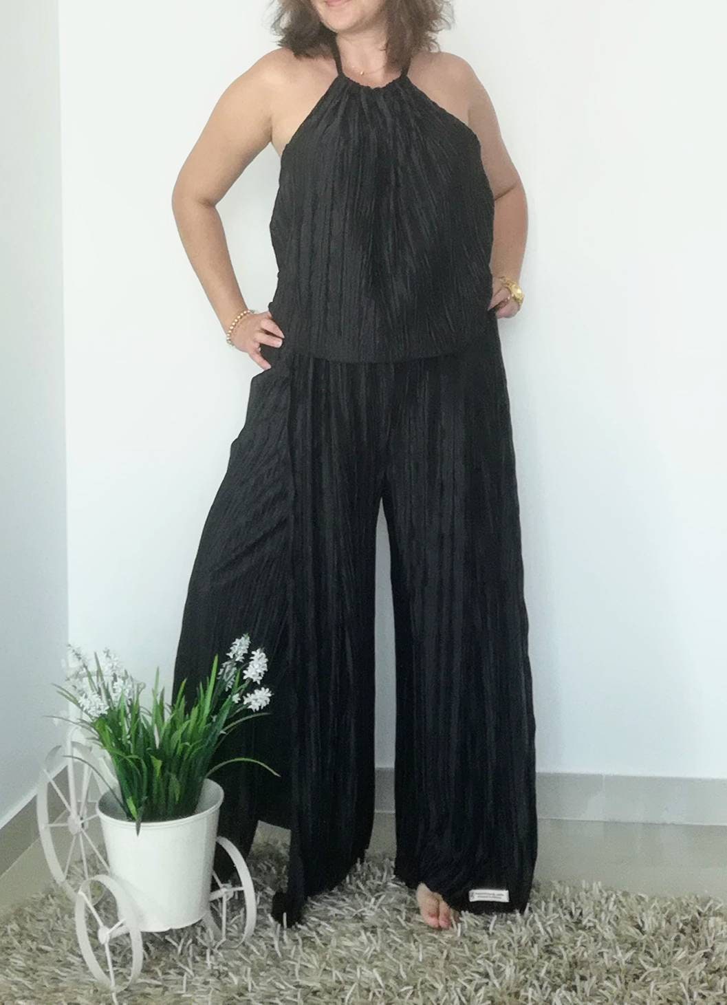 Jumpsuit Preto Plissado com Rachas Laterais – Macacão Elegante Tamanho XL – Design Exclusivo Made4you® - Plus Size