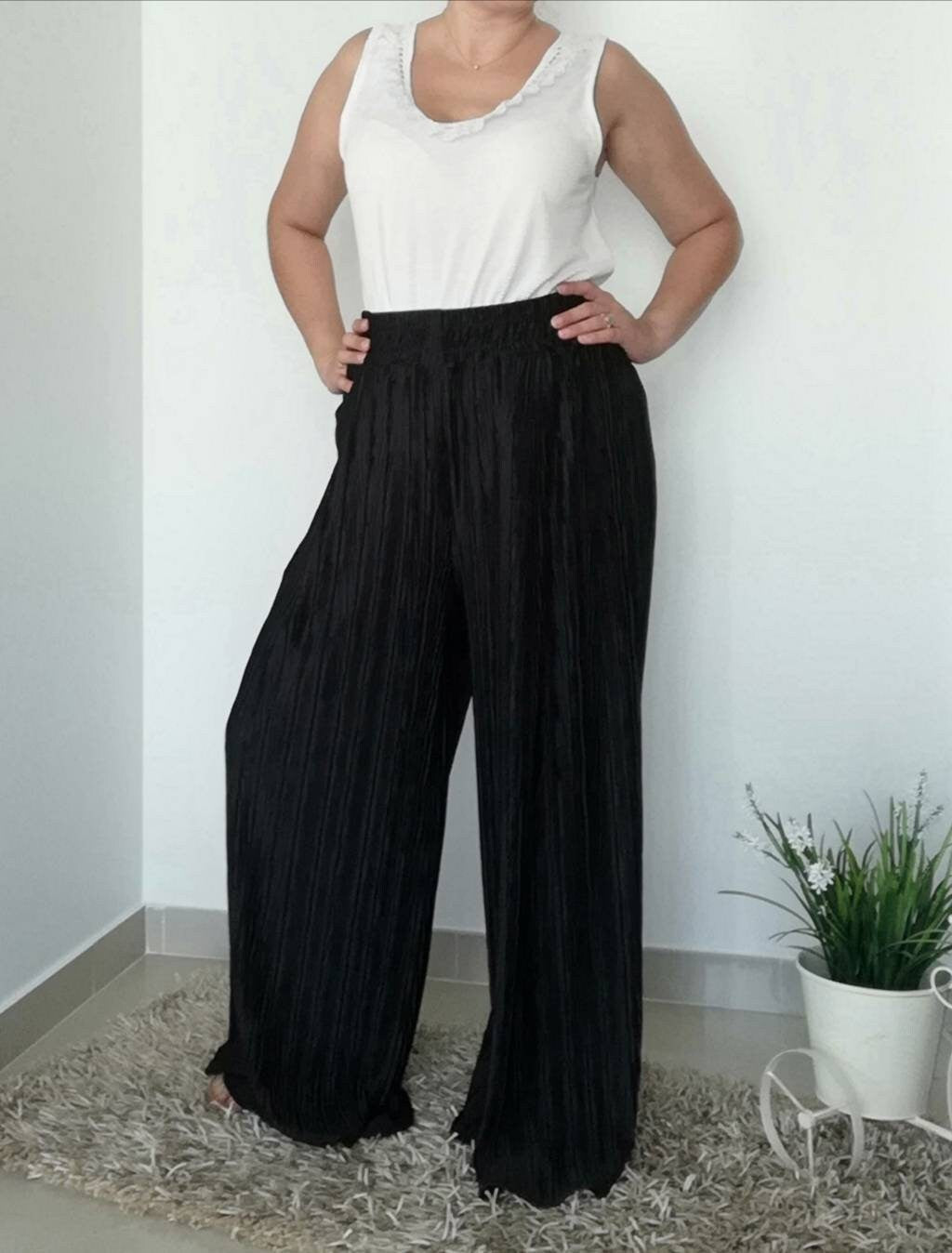 Calças Pretas Plissadas com Elástico – Tamanho L/XL – Fluidez e Conforto – Roupa Feminina Made4you® Plus Size