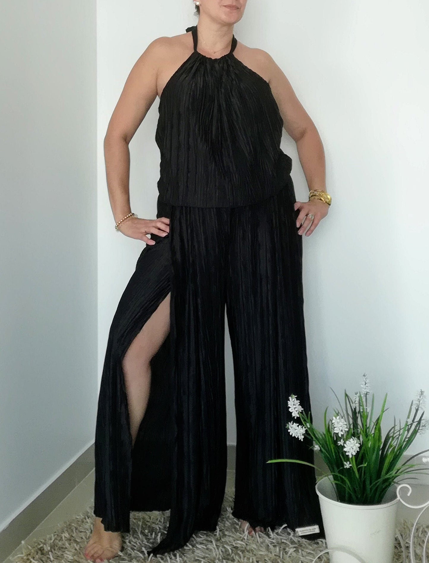 Jumpsuit Preto Plissado com Rachas Laterais – Macacão Elegante Tamanho XL – Design Exclusivo Made4you® - Plus Size