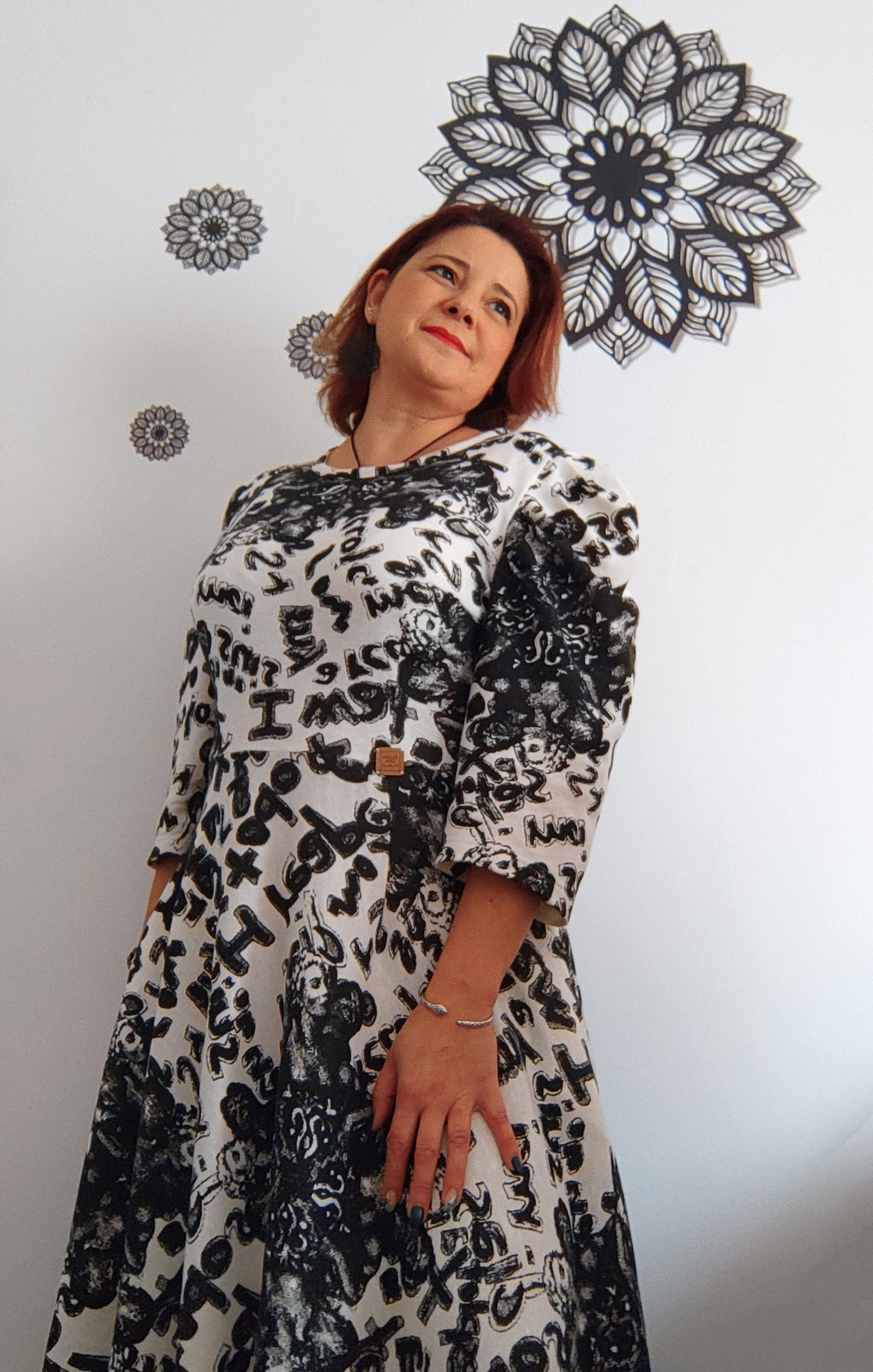 Vestido midi em malha de algodão com fantasia em preto e branco e mangasvm balão, disponível em vários tamanhos