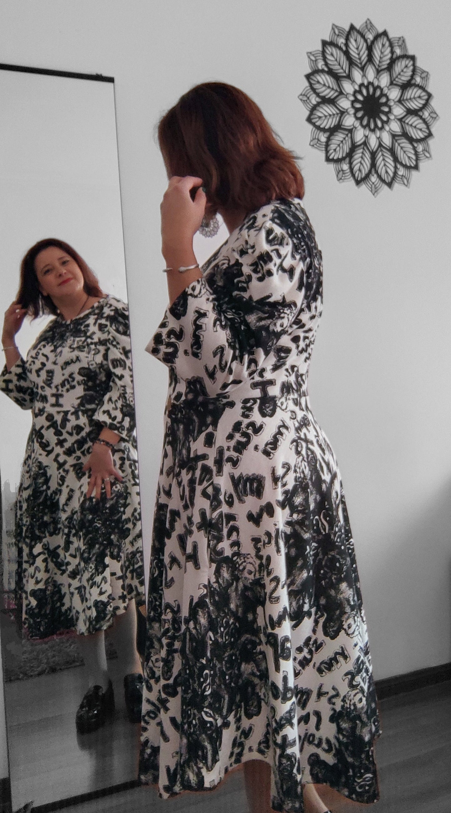 Vestido midi em malha de algodão com fantasia em preto e branco e mangasvm balão, disponível em vários tamanhos