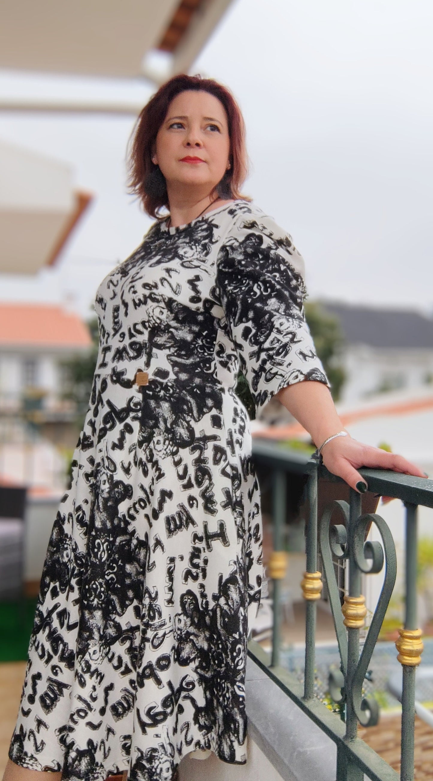 Vestido midi em malha de algodão com fantasia em preto e branco e mangasvm balão, disponível em vários tamanhos