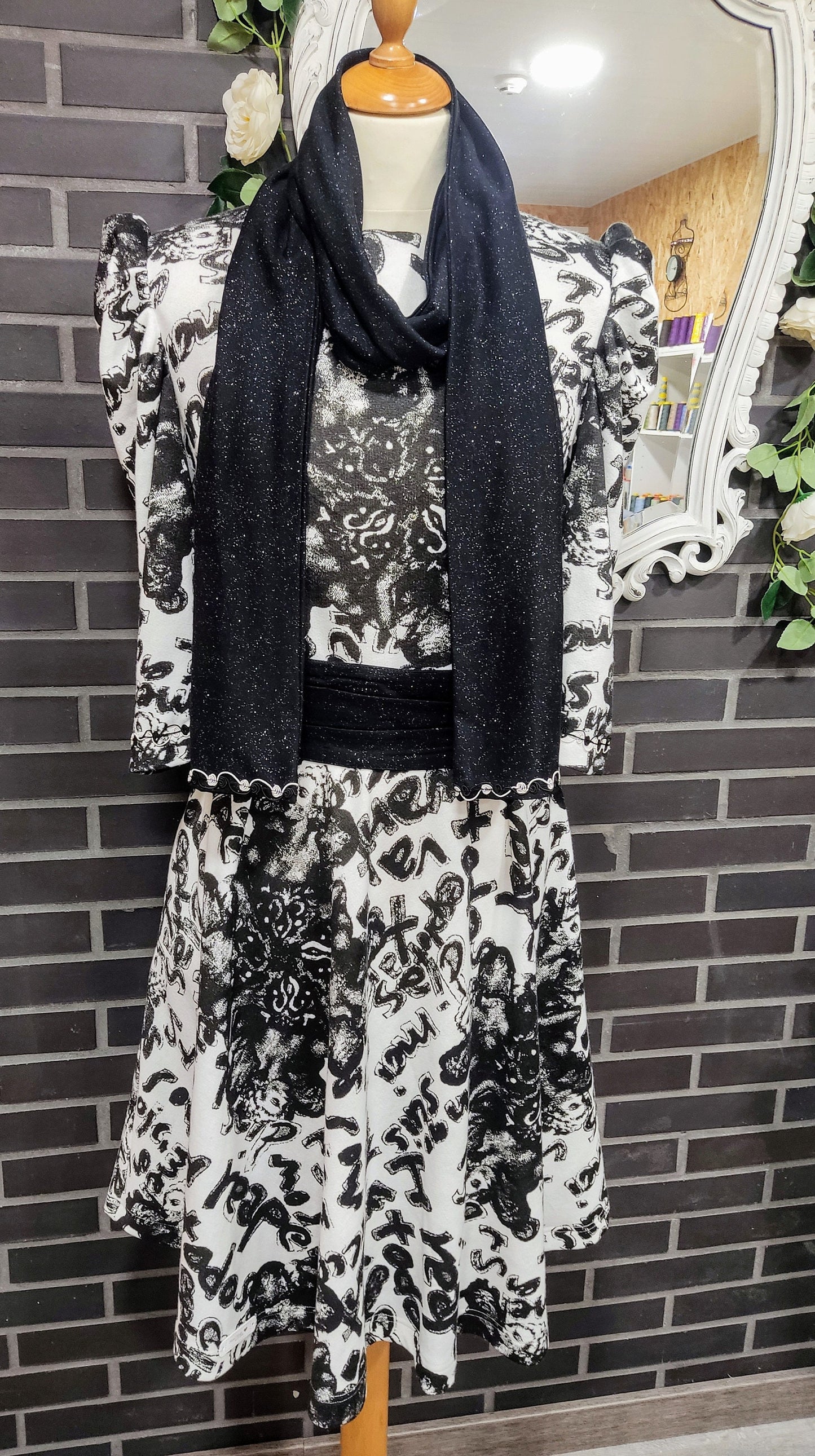 Vestido midi em malha de algodão com fantasia em preto e branco e mangasvm balão, disponível em vários tamanhos