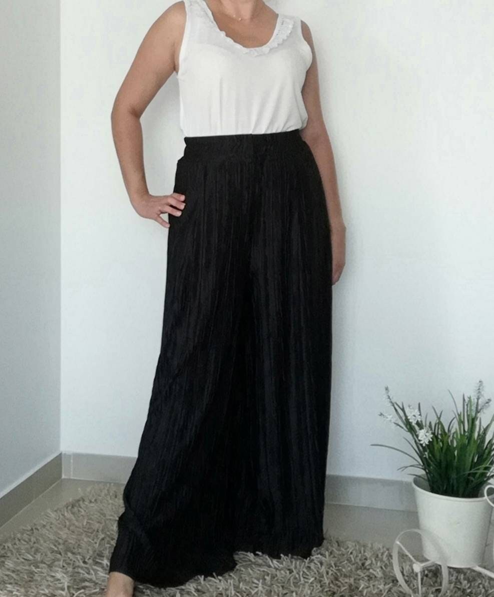 Calças Pretas Plissadas com Elástico – Tamanho L/XL – Fluidez e Conforto – Roupa Feminina Made4you® Plus Size