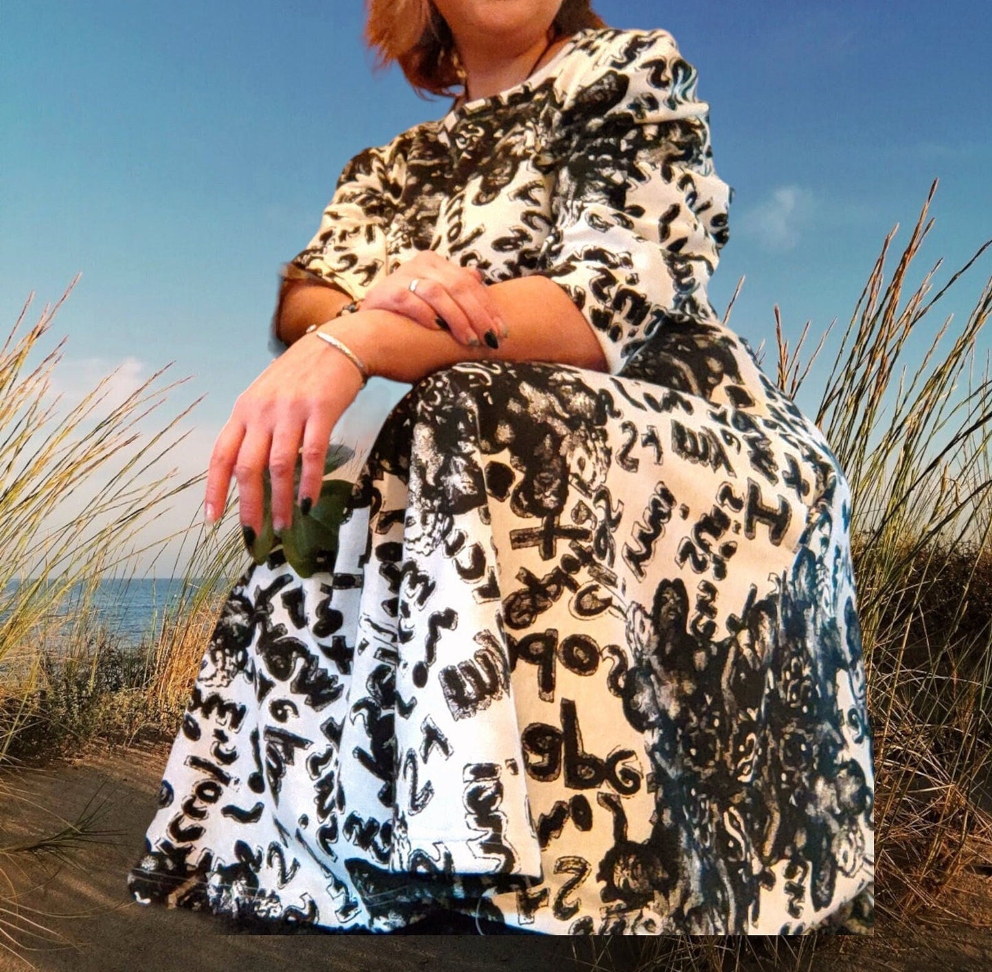 Vestido midi em malha de algodão com fantasia em preto e branco e mangasvm balão, disponível em vários tamanhos