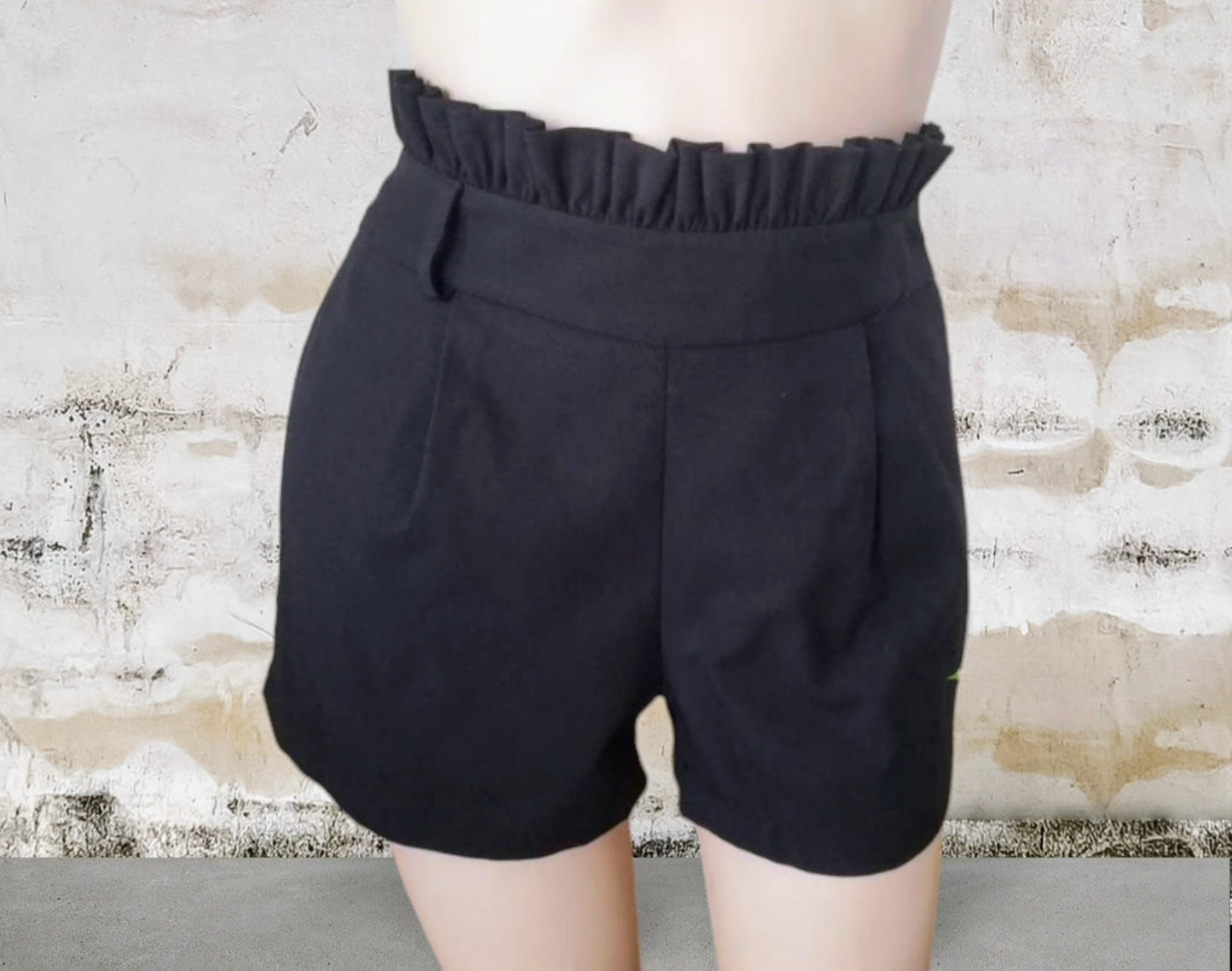 Calção de mulher em preto com apontamento pregueado na cintura disponível em vários tamanhos