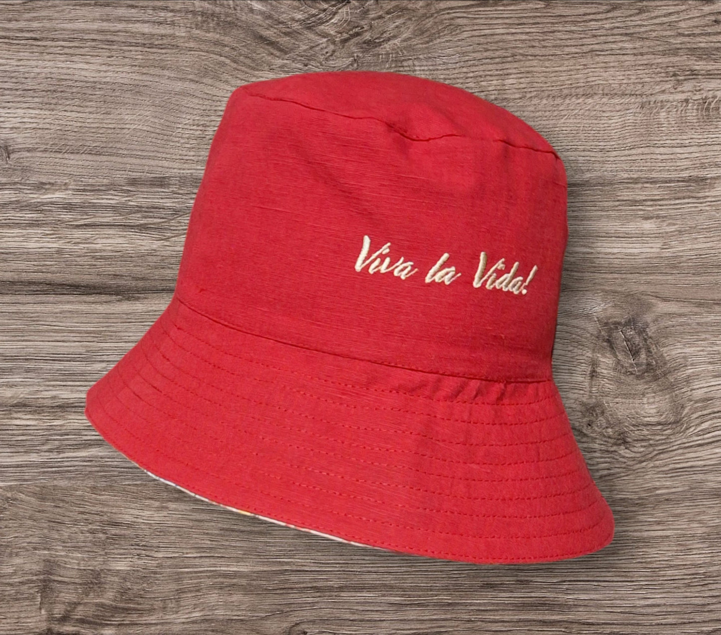 Panamá Frida Kahlo em linho vermelho, reversível, com bordado "viva la vida“ Chapéu de pano reversível. Embroidered fabric hat. Linen Hat.