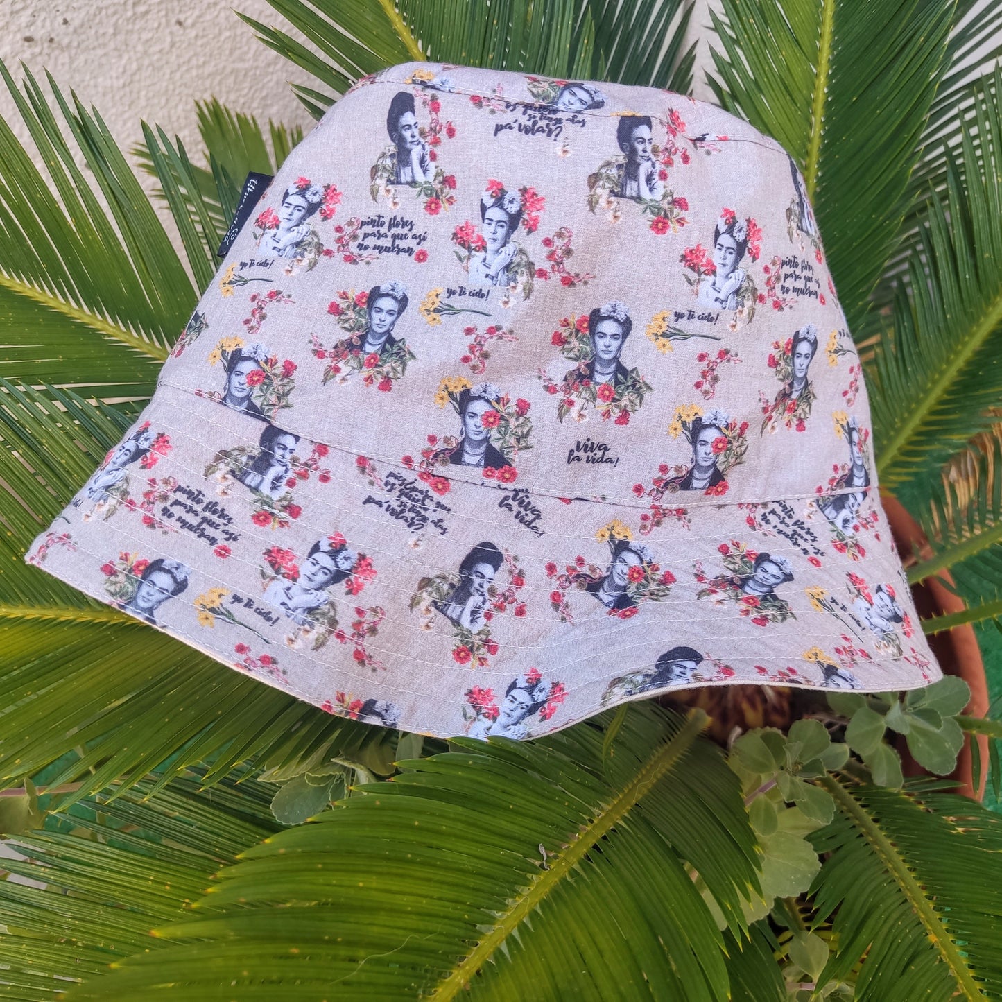 Panamá Frida Kahlo em pano cru, reversível, com bordado "viva la vida“ Chapéu de pano reversível. Embroidered fabric hat. Women Hat. Hats