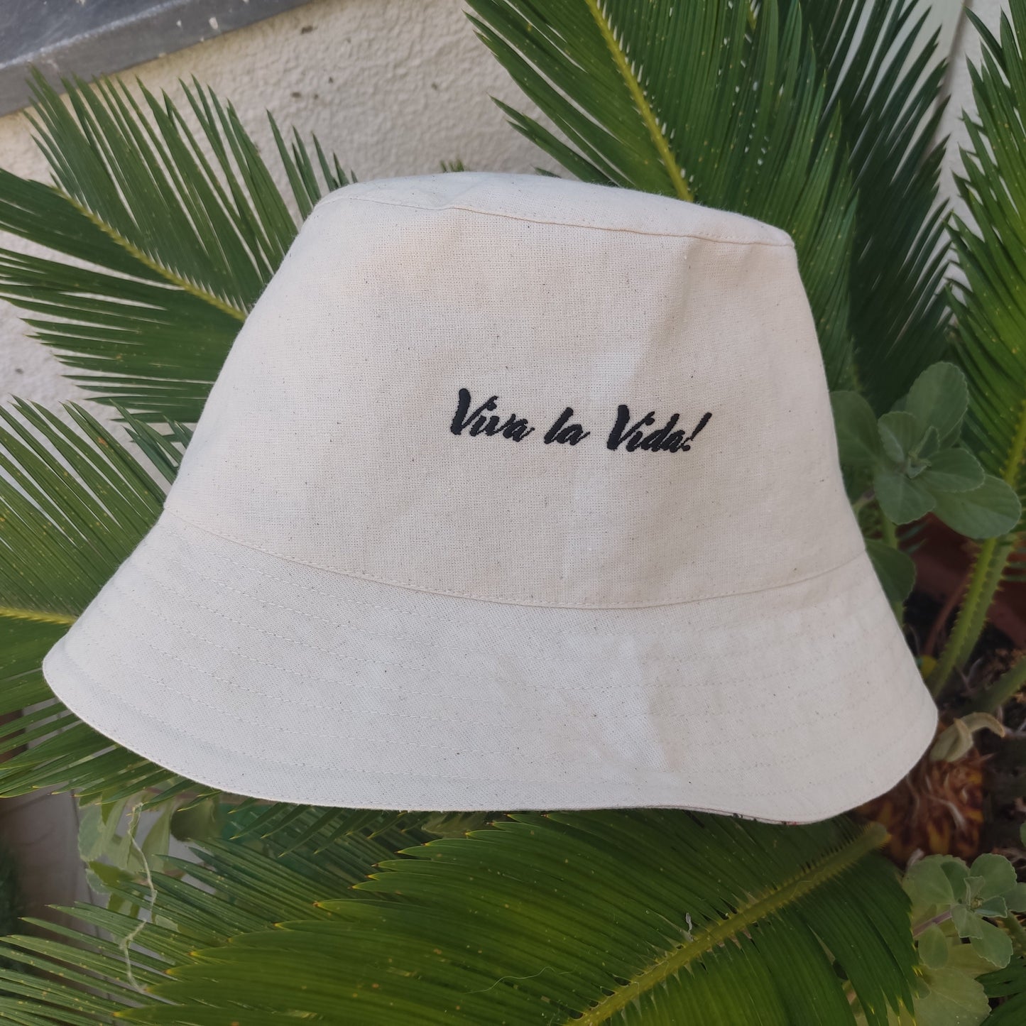 Panamá Frida Kahlo em pano cru, reversível, com bordado "viva la vida“ Chapéu de pano reversível. Embroidered fabric hat. Women Hat. Hats