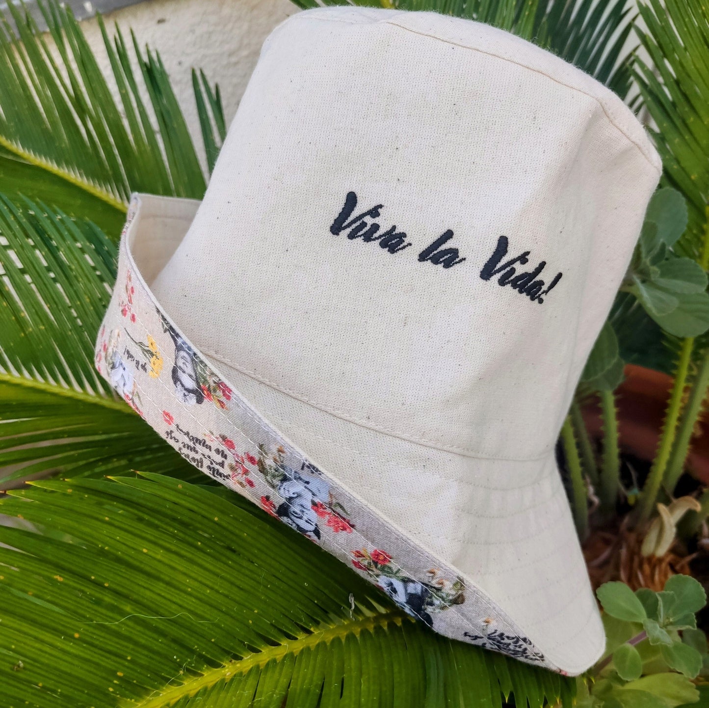 Panamá Frida Kahlo em pano cru, reversível, com bordado "viva la vida“ Chapéu de pano reversível. Embroidered fabric hat. Women Hat. Hats