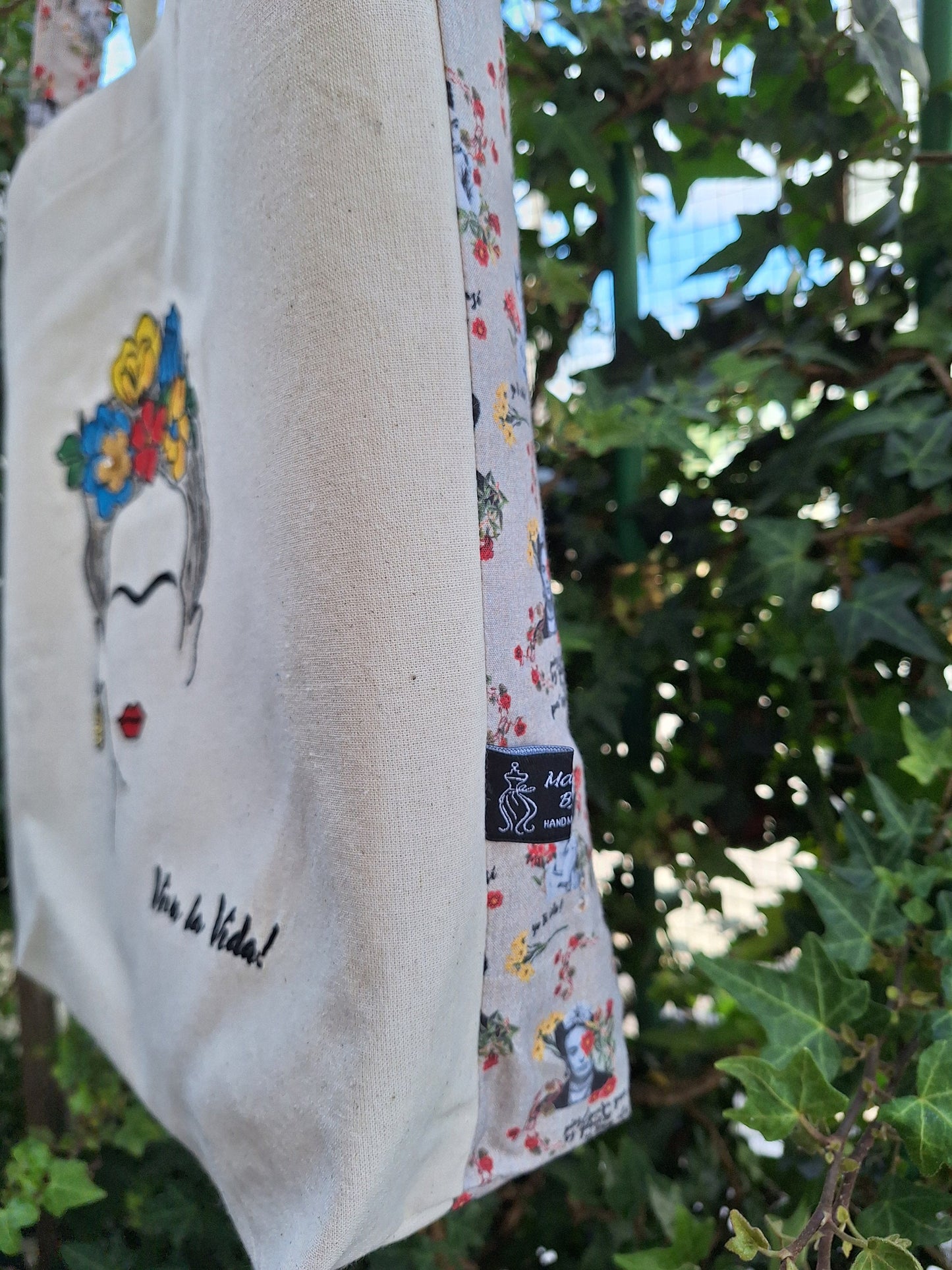 Tote bag Frida Kahlo bordada à mão – Saco sustentável em algodão cru – Viva la Vida – Arte e estilo boho