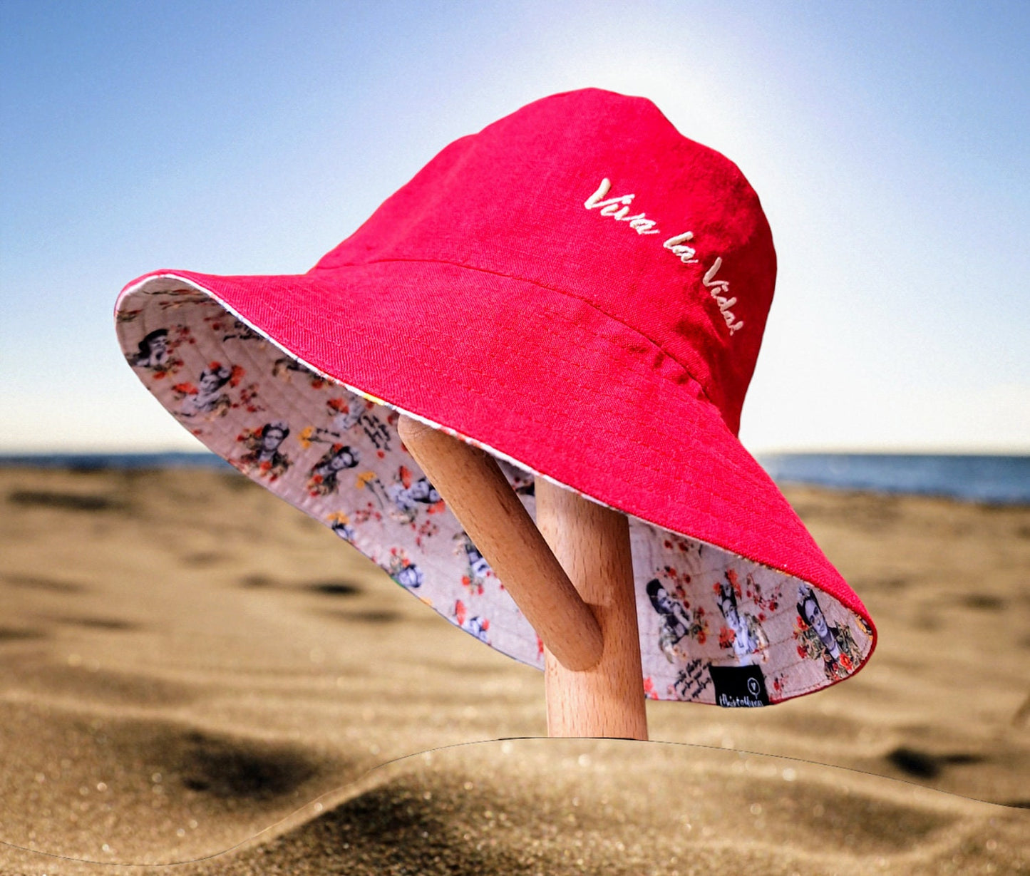 Panamá Frida Kahlo em linho vermelho, reversível, com bordado "viva la vida“ Chapéu de pano reversível. Embroidered fabric hat. Linen Hat.