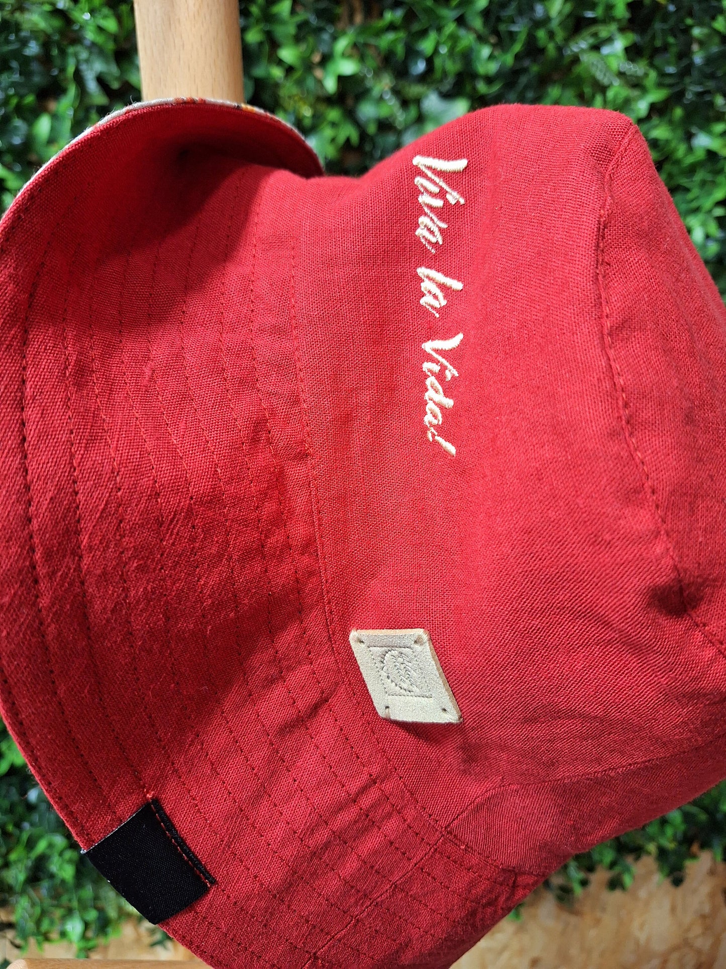 Panamá Frida Kahlo em linho vermelho, reversível, com bordado "viva la vida“ Chapéu de pano reversível. Embroidered fabric hat. Linen Hat.