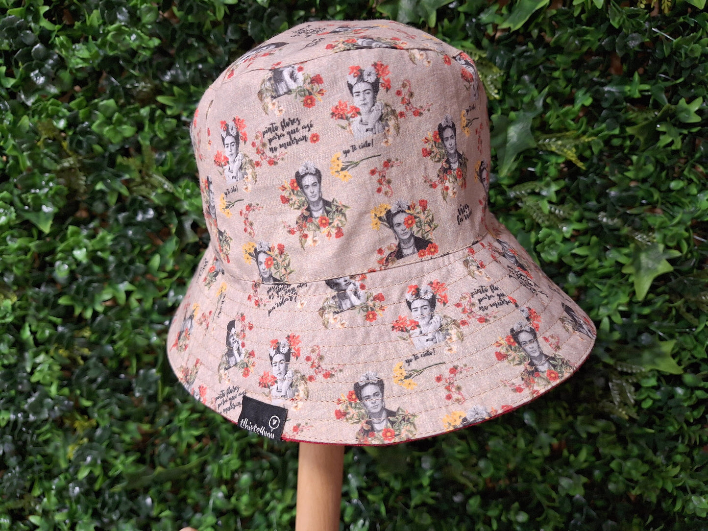 Panamá Frida Kahlo em linho vermelho, reversível, com bordado "viva la vida“ Chapéu de pano reversível. Embroidered fabric hat. Linen Hat.