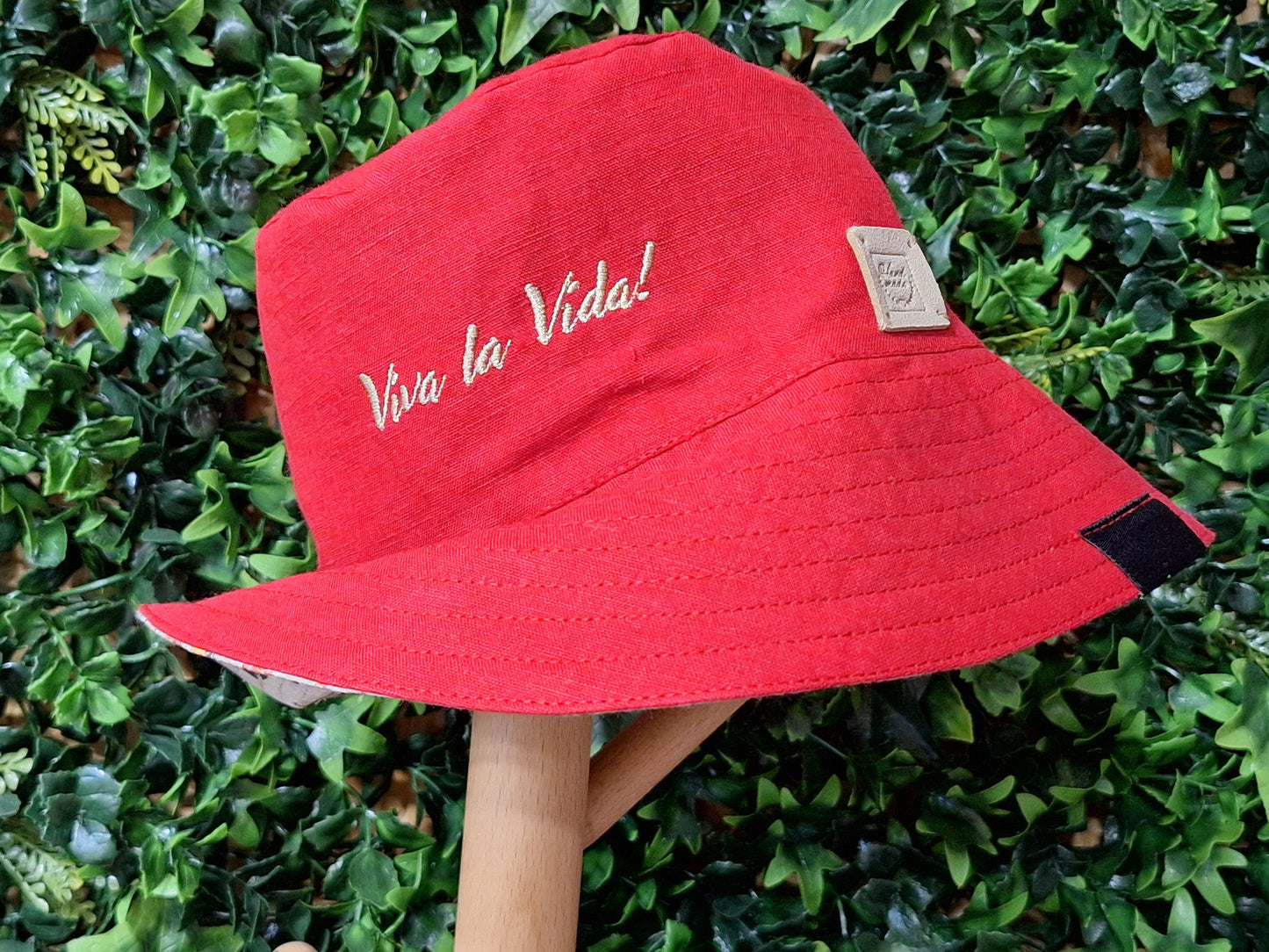 Panamá Frida Kahlo em linho vermelho, reversível, com bordado "viva la vida“ Chapéu de pano reversível. Embroidered fabric hat. Linen Hat.